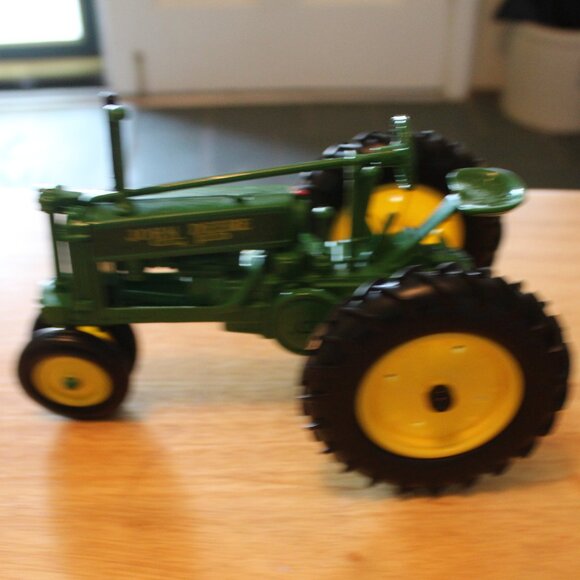 John Deere Model A GP Tractor 1/16 Diecast - Picture 2 of 3
